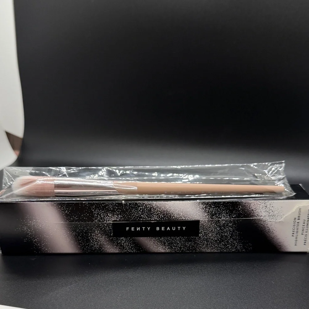 Fenty Beauty Precision Highlighter Brush 135. NIB. Box a little beat up.